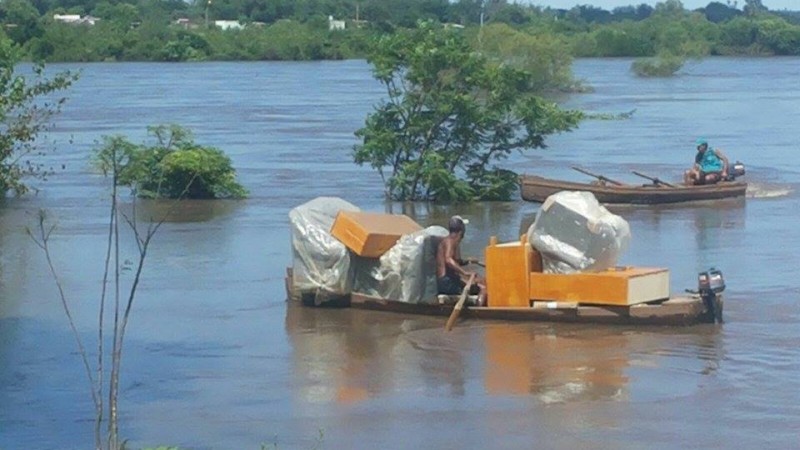 Barco com móveis de família ilhada