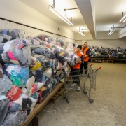 Doações de roupas em sacos de plástico