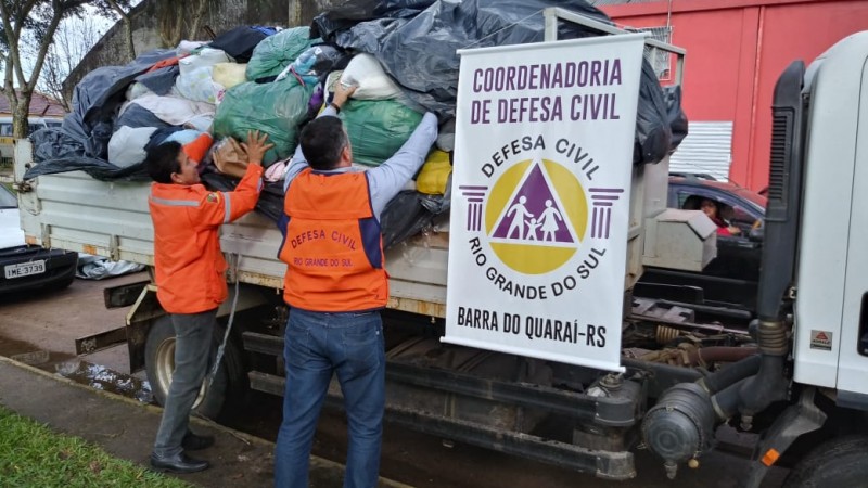 Caminhão carregado com peças de roupas e calçados chegou a Barra do Quarai na terça-feira (11). 