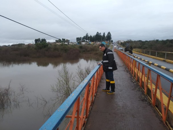 Coordenador observado o rio Vacacaí.