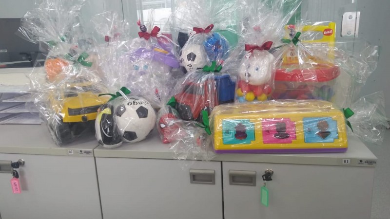 Brinquedos em sacos plásticos