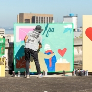Homem realizando um grafite