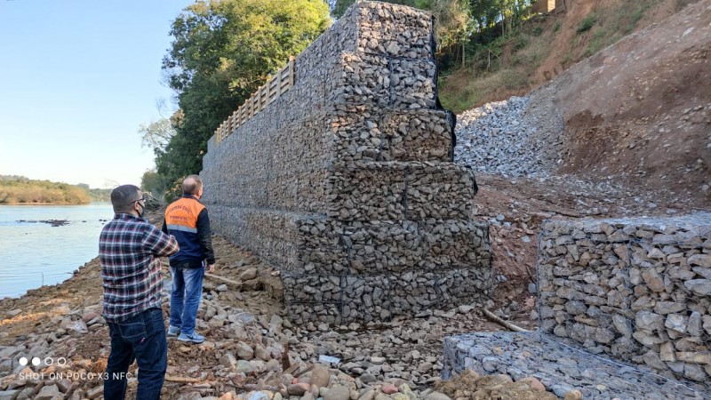 Obras do muro de gabiões instalado nas margens do Rio Taquari.