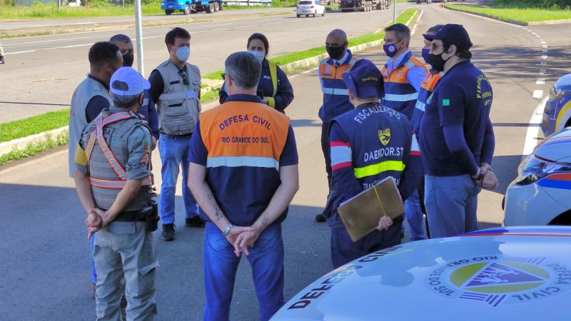 Defesa Civil participa de operação de fiscalização de transporte com produtos perigosos em Bom Principio.