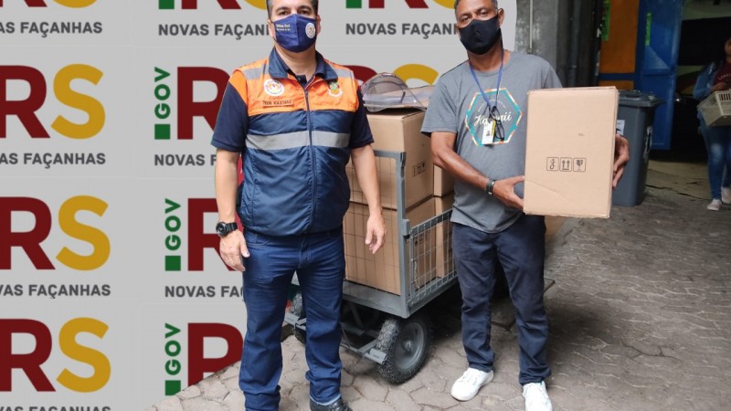 Defesa Civil RS realiza entrega de 7 100 unidades de máscaras face shield para a Secretária Estadual de Educação