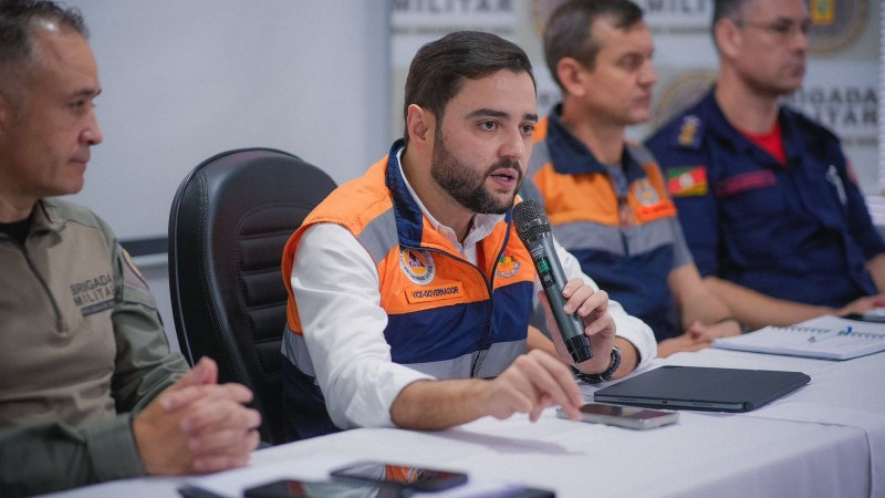A foto mostra o vice-governador, Gabriel Souza, no Gabinete de Crise em Santa Cruz do Sul