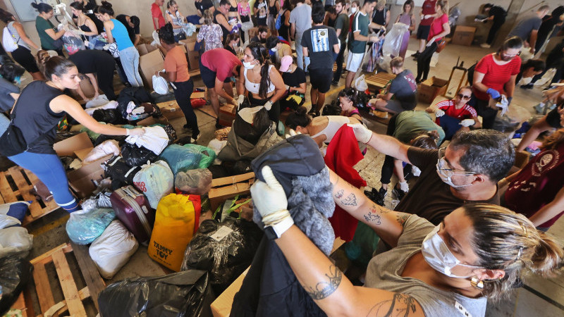 A foto mostra os voluntários colaborando na força-tarefa