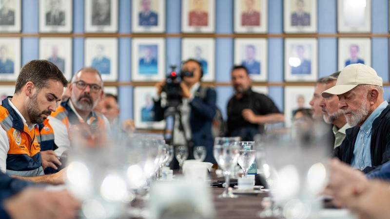 A foto mostra o governador em reunião com o Lula