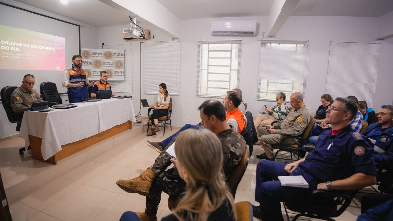 A foto mostra autoridades reunidas durante a descentralização do Gabinete de Crise