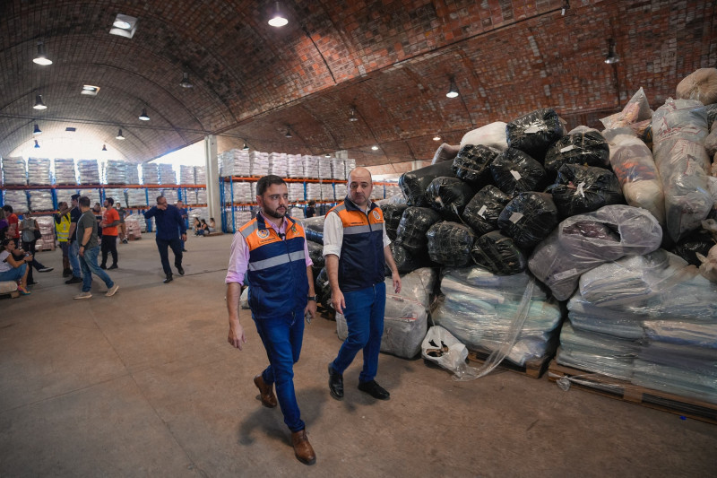 A foto mostra o vice- governador visitando, acompanhado do coronel Boeira, o Centro Logístico da Defesa Civil Estadual, próximo ao gabinete avançado