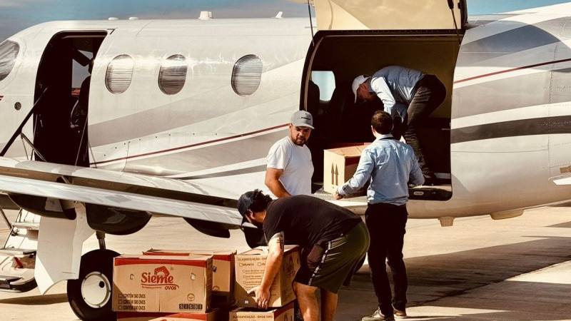 A foto mostra donativos sendo descarregados
