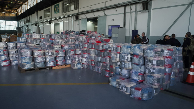 A foto mostra os cobertores sendo separados para distribuição em Canoas