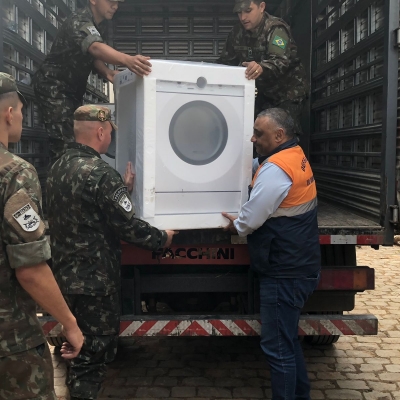 Entrega de maquinas de levar roupa e secadoras