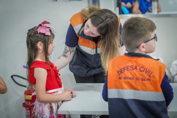 240 crianças e adolescentes instalados nos Centros Humanitários de Acolhimento Esperança, Recomeço e Vida, de Canoas e de Porto Alegre, receberam brinquedos de presente