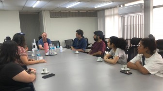 O major Felipe representou a equipe da Defesa Civil estadual, e recebeu os participantes das oficinas para uma visita à sede da Defesa Civil e à Sala de Situação