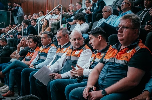 Representantes da Defesa Civil acompanharam a votação desta terça-feira no Plenário da Assembleia Legislativa - foto: Rodrigo Rodrigues