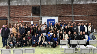 Grupo com mais de 50 pessoas posa para foto