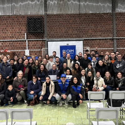 Grupo com mais de 50 pessoas posa para foto