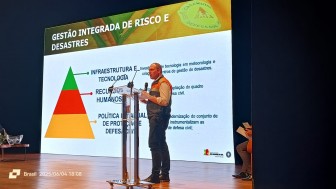 Defesa Civil Estadual realiza apresentação sobre o desastre de 2024 em seminário internacional