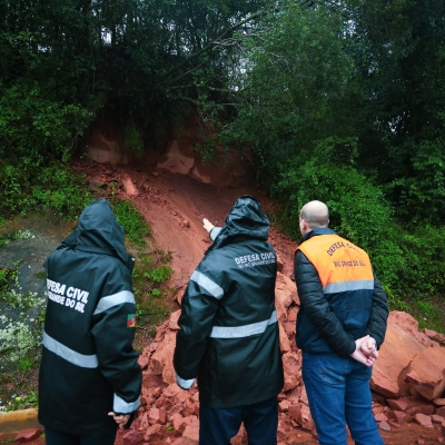 Vistoria de áreas críticas pela Defesa Civil em Caxias do Sul