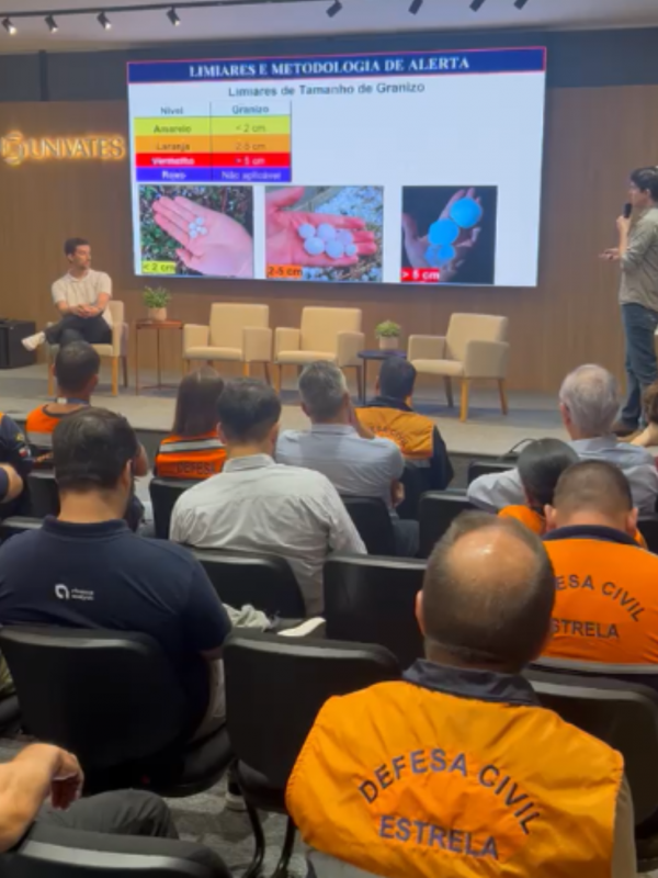 A Defesa Civil participou, na manh&atilde; de quinta-feira (16/4), do evento &ldquo;Manh&atilde; de Gest&atilde;o de Riscos e Desastres&rdquo;, promovido pelo Minist&eacute;rio P&uacute;blico do Rio Grande do Sul, na cidade de Lajeado.